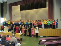 3.- ja 4.luokkalaiset ja opettajat sekä kuoronjohtajat Äitienpäiväkonsertin loppukuvassa 2012