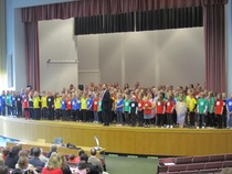 3.- ja 4.luokkalaiset lavalla Äitienpäiväkonsertti 2012